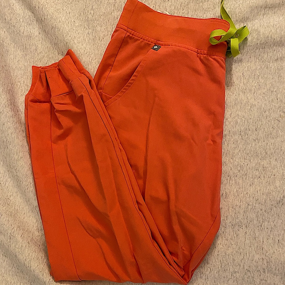 Figs coral jogger scrubs. Size medium regular!
